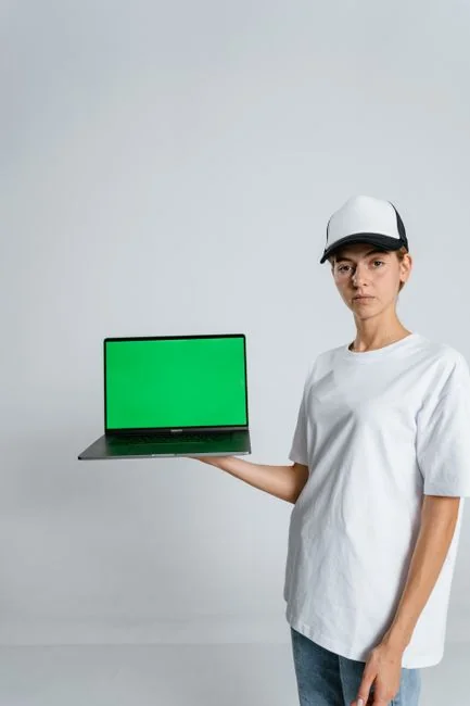 Ordinateur portable affichant un site web avec diverses photos abstraites sous les favoris et un moteur de recherche avec un symbole de loupe